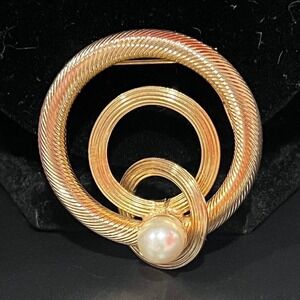 Vintage 1.5" Gold Tone Circle Brooch with Faux Pearl Elegant‎ Textured Pin